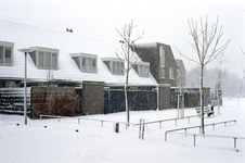 858065 Gezicht op de achterzijden van de huizen Stieltjesstraat 64 (links) -lager te Utrecht, tijdens winterse ...